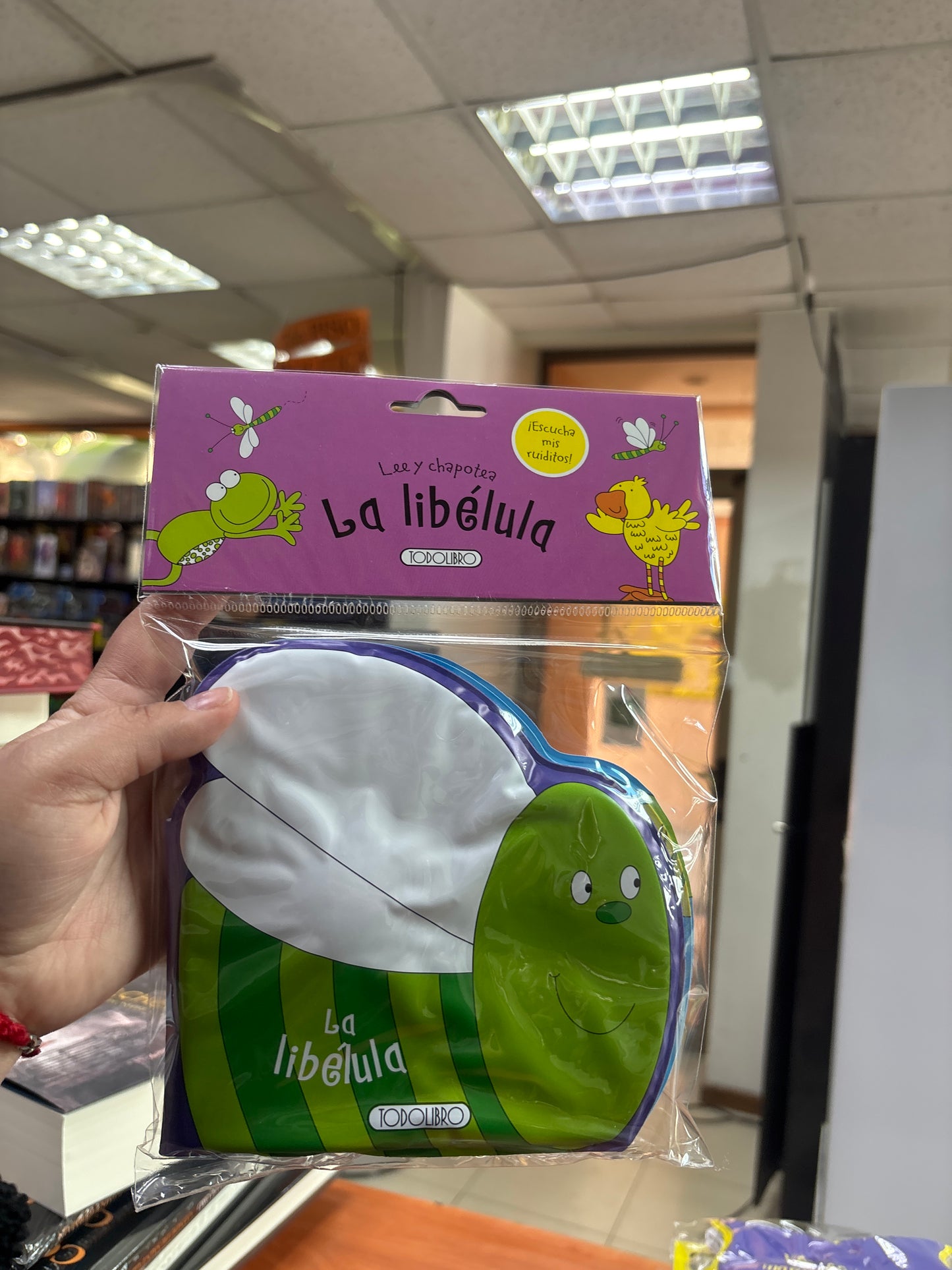 Lee y chapotea La libélula